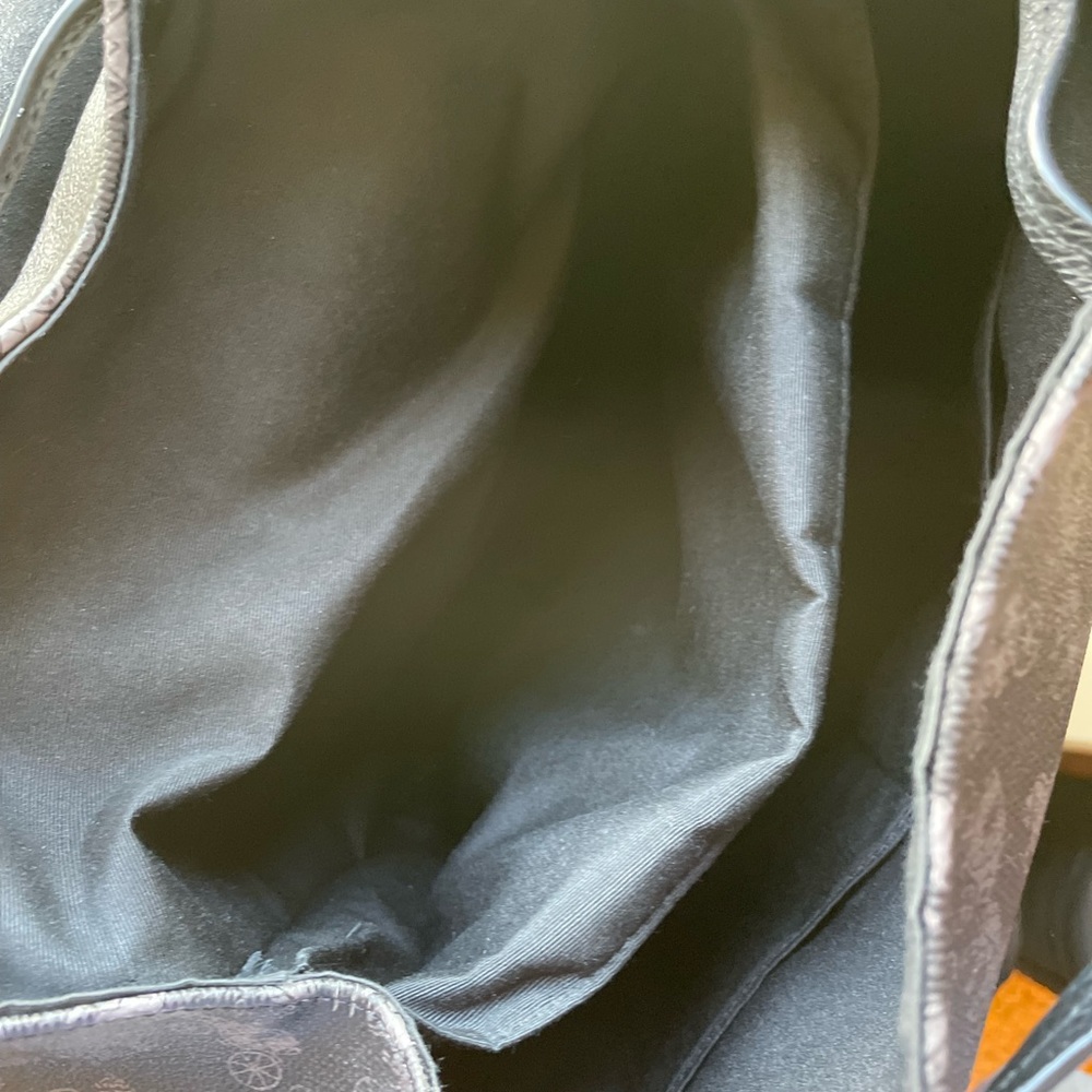 This coach bag is in very good condition I used it for 1 year of school - Picture 3 of 9